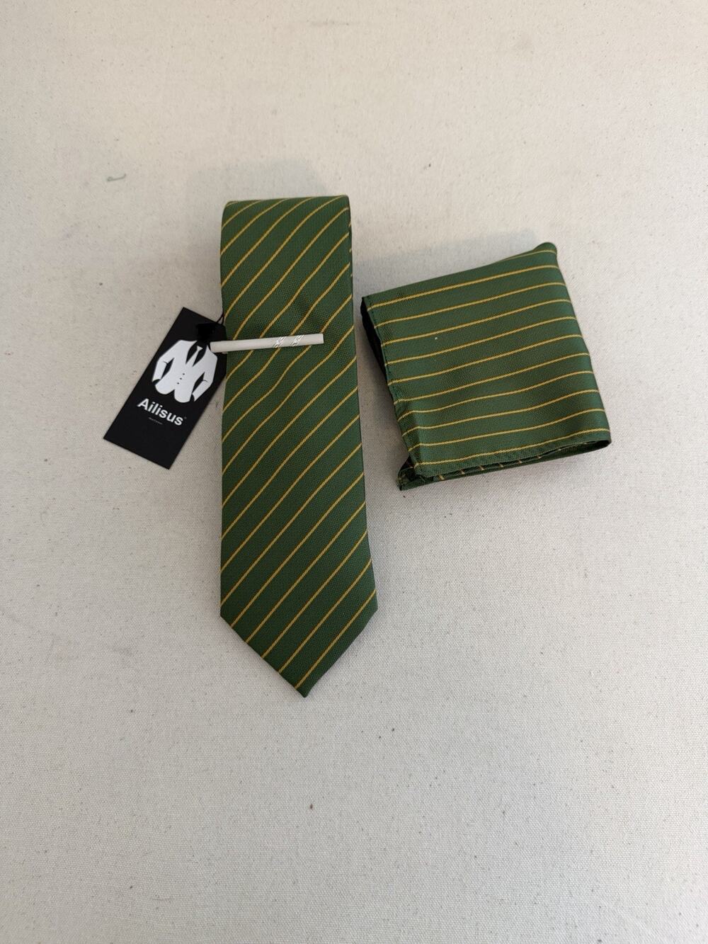 Ailisus Silk & Polyester Green w/Gold Stripes Tie w/Pocket Square & Tie Clip NEW